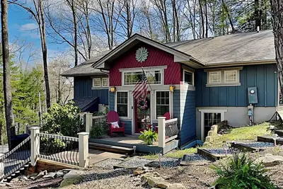 Image de Acorn Cottage | Luxe Vibes, Outdoor Living Spaces + Breathtaking Lake Views!