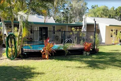 Image de Sandy Toes Beachside Pad-Walkway to Toogoom Beach-Sleeps 4-Bbq-Plunge Pool