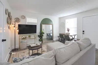 Image de Stylish, Near Dt, King Bd, Early Luggage Drop Off, Private Yard, Full Kitchen