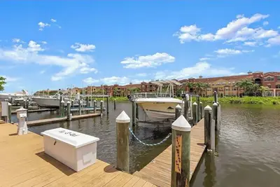 Image de Newly Renovated Luxury Waterfront Townhome at the Exclusive Grand Bellagio