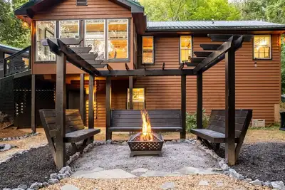 Image de Perfect Family Getaway: Theater, Pool Table, & Sand Volleyball