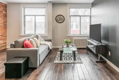 Image de Cozy 1br- Condo Unit - James Street North