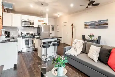 Image de Cozy 1br Condo on James Street North!