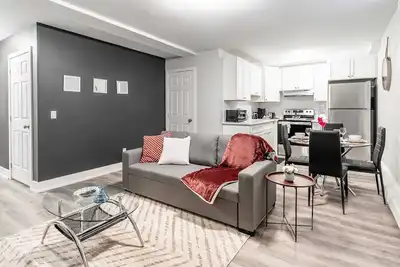 Image de Pet-friendly 1br Basement Condo—James Street North