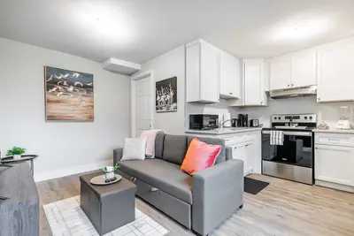 Image de Stylish Pet-friendly 1br Condo—James Street North