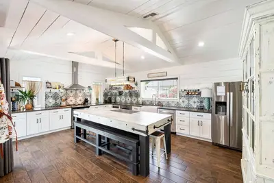 Charming 4br Oasis with Pool & Modern Comforts