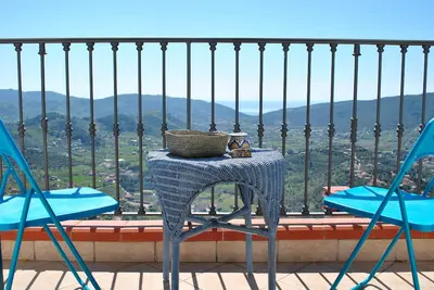 44 Steps Holiday Home - terrace with sea view, equipped kitchen, desk with wifi