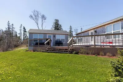 Image de Waterfront cottage with private dock and Kayaks. 5 minutes to Lakeside Beach.