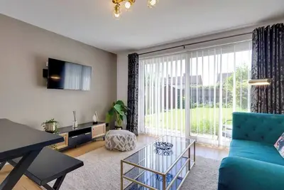 Image de 37 Ashvale, Cambridge · Stylish and modern home with Own Free Parking | Pass the Keys