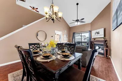 Image de 3 King Beds, 3 Pools, Year Round Hot Tub and Indoor Pool, Golf, Lake Access!