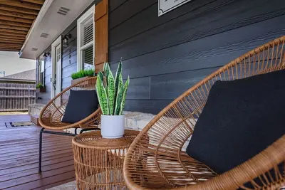 Image de The Porch- A cozy stay just 5 mi to Bu/Magnolia/Downtown