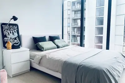 Image de \"Experience the vibrant lifestyle next to Marvel Stadium at Docklands Harbour\"