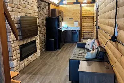 Image de Comfort Loft Cabin with Kitchen! Tiny Home Inspired Style right on Main Street!