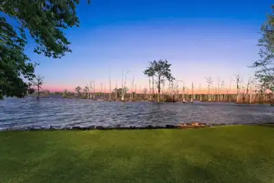 Image de Lakefront small town getaway!