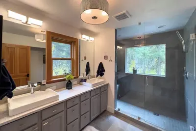 Quiet adventure retreat with acres of national forest land in your backyard