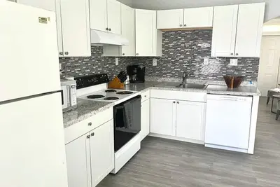 2 bed \/ 1. 5 bath - Sleeps 6 -Comfy Hamilton home