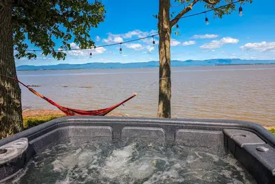 Image de Les Chalets Bleus - Chalet traditionnel au bord de l'eau - Chalet 9