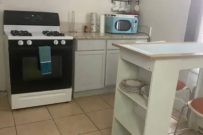 Image de Home in a quiet neighborhood with easy access to the heart & culture of Nola!