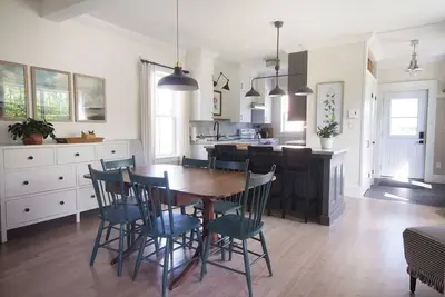 Image de Fully renovated bright & airy 3br home near the ocean