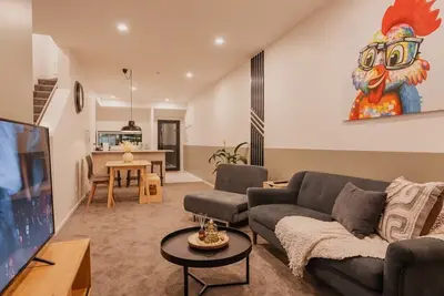 Image de 3br/4ba Townhouse • Sleeps 8 • Parking • Games