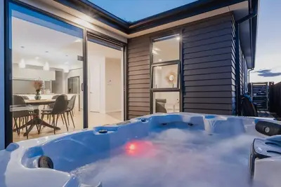 Image de Elegant 3br Home on Mustang Avenue