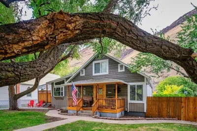 Image de The Estate on Main St. sleeps 22 with 9 Br & 6 full Ba in 2 separate buildings!