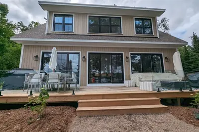 Image de Embrace Tranquility in Your Ultimate Lakeside Retreat