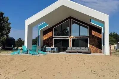 Image de Lakefront Home - Private Beach - Hot Tub