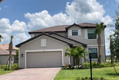 Image de New Luxury Home in Resort Community! Ton of space, inside and out!