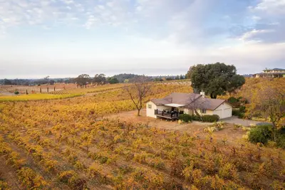 Image de Beautiful 2 bedroom 2 bath Vineyard house located in a vineyard on 40 acres