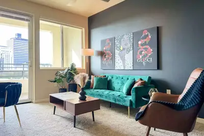 Image de Beautiful 1 Br in La| Gym & Pool | 10Mins to Cedar