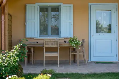 Image de Maisonnette en bois avec porche et jardin