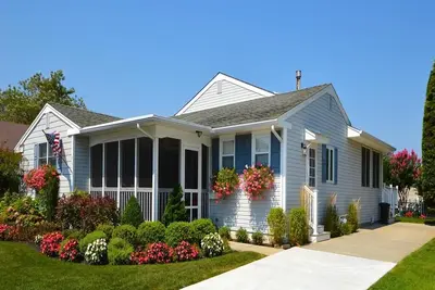 Image de Exceptional expanded rancher located in a wonderful southend Avalon location