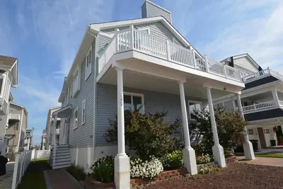 Image de Completely updated townhouse near the beach and downtown amenities!