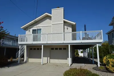 Image de Immaculate upside down style home close to a wide beach!