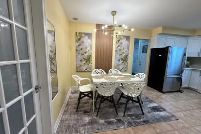 Image de Main Floor City Living with Nature! Near all amenities