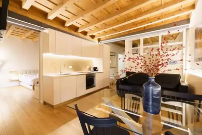 Image de Résidence moderne avec balcons donnant sur la Piazza Erbe