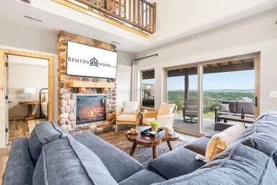 Image de Lake Views with Hot Tub, Golf Simulator, Free Tickets & Close to Attractions