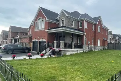 Image de Luxurious Villa: 1 hour to Toronto+3 Living Rooms+4 bedrooms+4 toilets+ Backyard