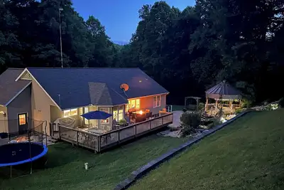 Image de Secluded peaceful family home! Large deck, patio, waterfalls, koi pond, hot tub!