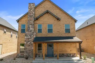 Image de Stunning Lakefront Retreat with Pool Access, Hot tub, Gym & Fire pit