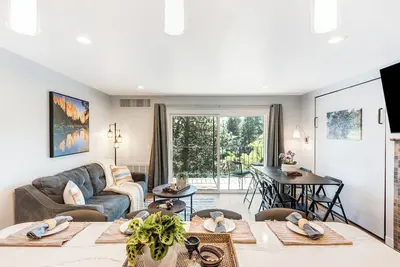 Image de Stunning Condo With Perfect River View. Pool and Hot Tub.