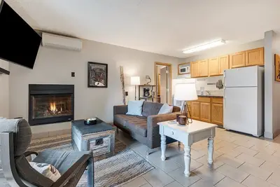 Image de Top Floor Condo with Balcony & Only a 10 Minute Walk to Downtown Bend!