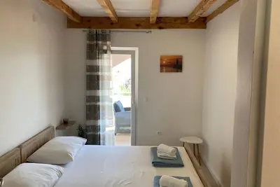 Image de Appartement de deux chambres avec la terrasse et la vue sur le mer Tkon, Pasman (A-23194-a)