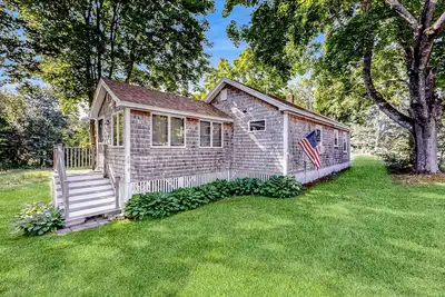 Image de Cute cottage 1 mile from Drakes Island Beach with antique interior