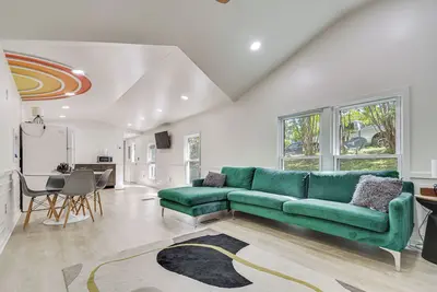 Image de Single-Story Cabin on Hyco Lake: Swim & Unwind!