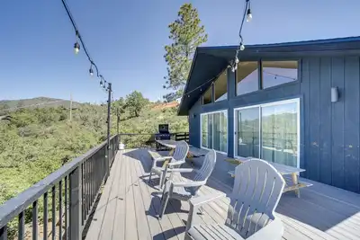 Image de Pine Cabin w/ Large Deck & Scenic Mountain Views!