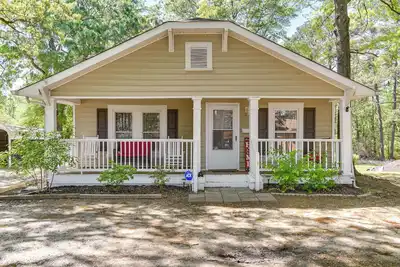 Image de Durham Home w\/ Screened Porch ~ 3 Mi to Downtown!