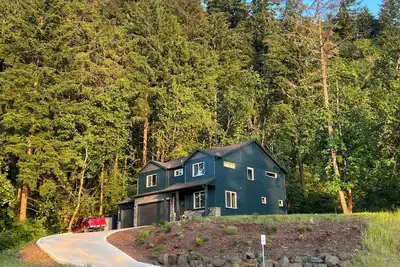 Image de Forest home and outdoor adventure paradise! 15 minutes to Autzen Stadium.