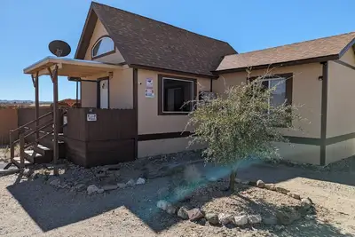 Image de Cozy cabin vibes in the high desert with 360 views. Next to Grand Canyon West!